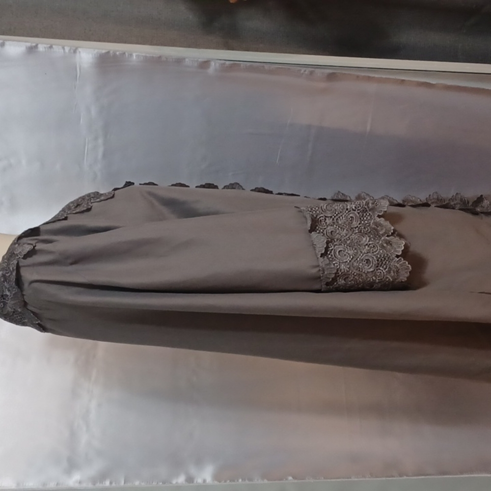 Highgate Manor Decorative Robe - Picture 3 of 6